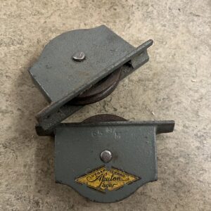 Gietijzer Rolslot 65mm - met stalen wiel en akulon glijlager